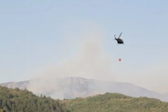 Helikopter OS BiH od ranih jutarnjih sati gasi požar na području Konjica!