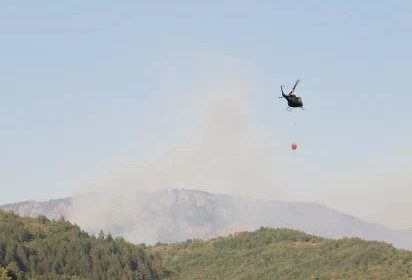 Helikopter OS BiH od ranih jutarnjih sati gasi požar na području Konjica!