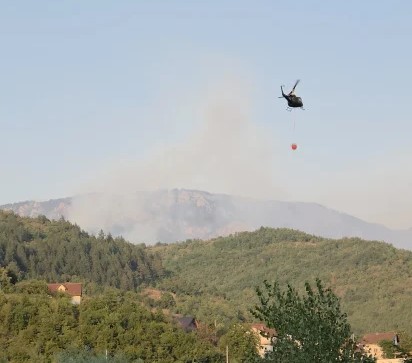 Helikopter OS BiH od ranih jutarnjih sati gasi požar na području Konjica!