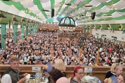 Otvoren Oktoberfest, zbog cijene jednog litra piva mnogima će se zavrtiti u glavi! ZA MJESTO KAMPOVALI, A ONDA IH DOČEKALA OVA CIFRA!