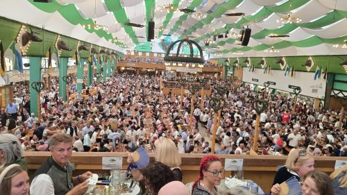 Otvoren Oktoberfest, zbog cijene jednog litra piva mnogima će se zavrtiti u glavi! ZA MJESTO KAMPOVALI, A ONDA IH DOČEKALA OVA CIFRA!