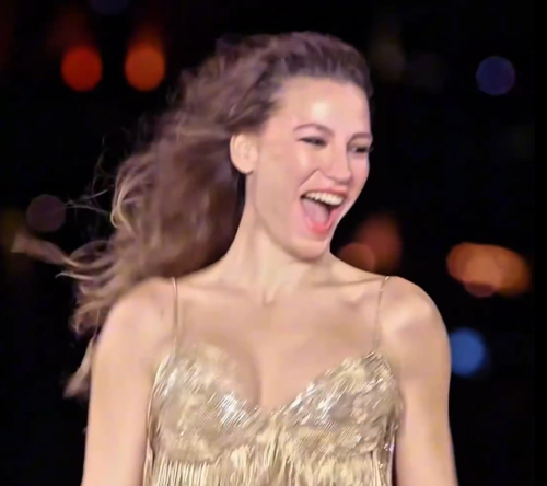 Serenay Sarikaya ukrala show u Parizu: Turska glumica zaplesala na modnoj pisti! 