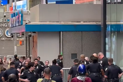 Policija usmrtila ženu koja je no*em napala dvoje prolaznika na Times Squareu!