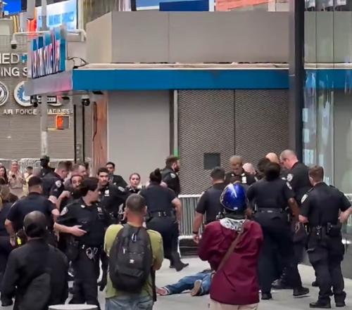 Policija usmrtila ženu koja je no*em napala dvoje prolaznika na Times Squareu!