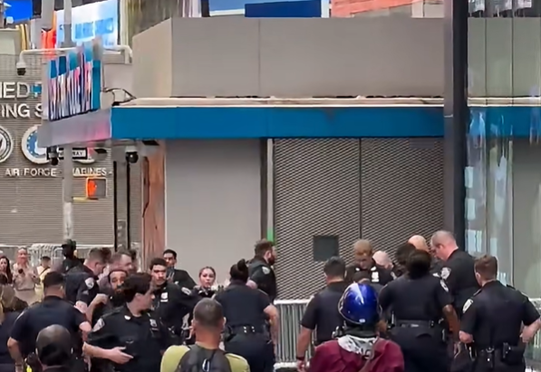 Policija usmrtila ženu koja je no*em napala dvoje prolaznika na Times Squareu!