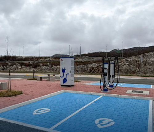 Vozač punio automobil pola sata, pa mu isporučili račun od 14.500 eura!