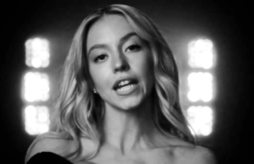 Sydney Sweeney pozirala u izazovnom izdanju!