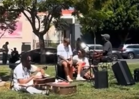 DŽASTIN BIBER SE POJAVIO BEZ NAJAVE I ZAPJEVAO POTPUNO BESPLATNO!