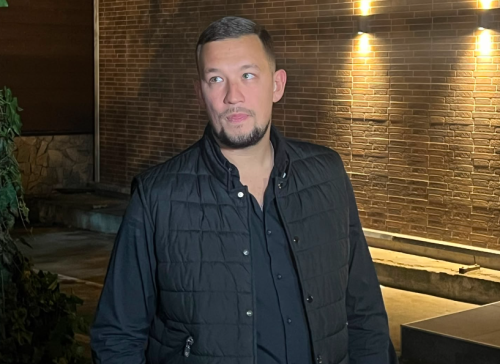 INCIDENT NA NASTUPU UROŠA ŽIVKOVIĆA! Pjevač pogođen pred svima, prekinuo sve i zagrmio: „Nemojte da glumite mangupe!“