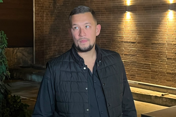 INCIDENT NA NASTUPU UROŠA ŽIVKOVIĆA! Pjevač pogođen pred svima, prekinuo sve i zagrmio: „Nemojte da glumite mangupe!“