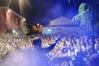 VLADO KALEMBER I SREBRNA KRILA NAPRAVILI SPEKTAKL NA FUŽIJADI! Kanfanarska Placa pjevala uz hit „Ana“, SVE KRCATO – NOĆ ZA PAMĆENJE!