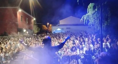 VLADO KALEMBER I SREBRNA KRILA NAPRAVILI SPEKTAKL NA FUŽIJADI! Kanfanarska Placa pjevala uz hit „Ana“, SVE KRCATO – NOĆ ZA PAMĆENJE!