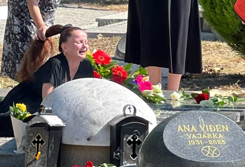  Mala Cana iznijela teške optužbe na račun kćerki Andrije Bajića: „Zar baš ništa nikom nije sveto? TVOJE STVARI BACAJU U KONTEJNERE!“ 