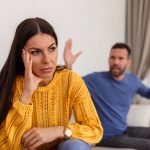 Nezdrava veza: Usamljeni ste, bojite se njegovih reakcija, ali ipak ga stalno opravdavate? Razmislite o ovim znakovima!
