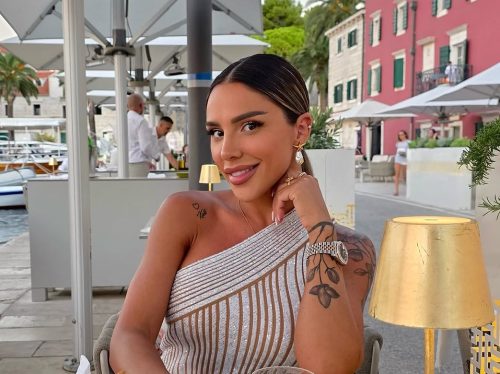 SANDRA AFRIKA RASKRINKALA KOLEGICU: SAMA SEBI PIŠE HVALOSPJEVE?! „Njihovi muzičari pričaju kako to radi u kombiju!”