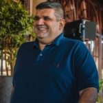 Dvije rasprodate Beogradske arene Ace Lukasa, treći zakazani koncert i veliki nastupi širom regiona i Evrope. Saša Mirković, direktor i vlasnik Hype produkcije, predstavio je rezultate svog tima i planove koji potvrđuju ozbiljne razmjere njihovog rada. Iza svakog velikog koncerta stoje mjeseci priprema, brojne odluke i odgovornost da se publici pruži veče za pamćenje. Mirković i njegov tim upravo na tome grade uspjehe Hype produkcije, okupljajući velike izvođače i publiku različitih generacija. U novom obraćanju Mirković je zahvalio publici u Sofiji i Zagrebu, najavio početak prodaje ulaznica za treći Lukasov koncert u Beogradu. Takođe, predstavio je bogat raspored nastupa Miroslava Ilića, Vesne Zmijanac, Ace Lukasa i Borisa Novkovića. Najavio je i početak snimanja i emitovanja projekta „Hype Zvezde“. Njegovu izjavu prenosimo u cjelosti: – Želim da se zahvalim publici u Sofiji, kao i Zagrebu. Za prepune Arene i dobru atmosferu, za sve ono što su pokazali na koncertima Ace Lukasa. Takođe, hoću da vas obavijestim da od sutra, od ponedeljka, 12. oktobra, puštamo u prodaju i 2. novembar, odnosno treću Arenu Ace Lukasa u ovom ciklusu. Biće to veoma zanimljivo i nadam se da će i ona biti puna kao i ove dvije. Ove dvije su rasprodate u rekordnom roku. – Osim toga, želim da najavim za 23. januar Miroslava Ilića u zagrebačkoj Areni. Takođe, za Dan zaljubljenih ili Valentinovo, Aca Lukas u zagrebačkoj Areni i 29. maja, za sada od datuma, Boris Novković u zagrebačkoj Areni takođe. Da ne zaboravim da je i Miroslav Ilić u Beogradskoj areni 10. decembra, a što se tiče rasporeda velikih koncerata za Vesnu Zmijanac, to će biti 28. novembar u Skoplju, u „Borisu Trajkovskom“, zatim 19. decembar u Zetri i, naravno, 20. februara 2027. godine u Ljubljani, na Gospodarskom razstavišču. – Osim toga, da vas obavijestim, kao moju vjernu publiku i pratioce, da ćemo „Hype Zvezde“ da počnemo sa emitovanjem nešto oko Nove godine, a sa snimanjem u novembru mjesecu. Da ne zaboravim i Wiener Stadthalle, znači 4. april 2027. godine i koncert Ace Lukasa. Nismo dugo bili u Beču, pa eto prilike da nas vide sve Bečlije i ljudi iz okoline. I vrlo brzo će krenuti ulaznice u prodaju. – A osim toga, želim da kažem i da se pohvalim činjenicom da smo moj tim i ja napravili i napravićemo u 2026. i 2027. godini preko trideset Arena širom regiona, to jest širom Evrope, i to je stvarno jedan veliki podvig. Naravno, bez ikakvih incidenata i da svaka bude prepuna i da ljudi odu kući pjevajući. Do sljedećeg viđenja, srdačno vas pozdravlja vaš Saša Mirković. Više od trideset Arena kroz realizovane i planirane koncerte predstavlja ambiciozan organizacioni poduhvat. Saša Mirković je pritom zasluge podijelio sa svojim timom, ističući ljude sa kojima priprema i ostvaruje velike događaje. Posebnu težinu najavi daju dva rasprodata Lukasova koncerta, 3. i 4. novembra 2026. u Beogradskoj areni, kojima se pridružuje i treći, 2. novembra. Ulaznice za novi datum kreću u prodaju u ponedjeljak, 12. oktobra. Uz Lukasove nastupe, koncerti Miroslava Ilića, Vesne Zmijanac i Borisa Novkovića pokazuju širinu programa Hype produkcije. Svako od ovih imena donosi svoj repertoar, svoju publiku i emociju, dok iza organizacije stoji zajednički cilj — da svaki nastup opravda povjerenje onih koji su kupili ulaznicu. Saša Mirković ovom najavom pokazuje i rezultate i viziju daljeg razvoja Hype produkcije. Veliki koncerti i priprema „Hype Zvezda“ otvaraju novo poglavlje, a njegova želja da ljudi odlaze kući pjevajući najbolje opisuje mjerilo uspjeha kojem teži.