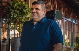 Dvije rasprodate Beogradske arene Ace Lukasa, treći zakazani koncert i veliki nastupi širom regiona i Evrope. Saša Mirković, direktor i vlasnik Hype produkcije, predstavio je rezultate svog tima i planove koji potvrđuju ozbiljne razmjere njihovog rada. Iza svakog velikog koncerta stoje mjeseci priprema, brojne odluke i odgovornost da se publici pruži veče za pamćenje. Mirković i njegov tim upravo na tome grade uspjehe Hype produkcije, okupljajući velike izvođače i publiku različitih generacija. U novom obraćanju Mirković je zahvalio publici u Sofiji i Zagrebu, najavio početak prodaje ulaznica za treći Lukasov koncert u Beogradu. Takođe, predstavio je bogat raspored nastupa Miroslava Ilića, Vesne Zmijanac, Ace Lukasa i Borisa Novkovića. Najavio je i početak snimanja i emitovanja projekta „Hype Zvezde“. Njegovu izjavu prenosimo u cjelosti: – Želim da se zahvalim publici u Sofiji, kao i Zagrebu. Za prepune Arene i dobru atmosferu, za sve ono što su pokazali na koncertima Ace Lukasa. Takođe, hoću da vas obavijestim da od sutra, od ponedeljka, 12. oktobra, puštamo u prodaju i 2. novembar, odnosno treću Arenu Ace Lukasa u ovom ciklusu. Biće to veoma zanimljivo i nadam se da će i ona biti puna kao i ove dvije. Ove dvije su rasprodate u rekordnom roku. – Osim toga, želim da najavim za 23. januar Miroslava Ilića u zagrebačkoj Areni. Takođe, za Dan zaljubljenih ili Valentinovo, Aca Lukas u zagrebačkoj Areni i 29. maja, za sada od datuma, Boris Novković u zagrebačkoj Areni takođe. Da ne zaboravim da je i Miroslav Ilić u Beogradskoj areni 10. decembra, a što se tiče rasporeda velikih koncerata za Vesnu Zmijanac, to će biti 28. novembar u Skoplju, u „Borisu Trajkovskom“, zatim 19. decembar u Zetri i, naravno, 20. februara 2027. godine u Ljubljani, na Gospodarskom razstavišču. – Osim toga, da vas obavijestim, kao moju vjernu publiku i pratioce, da ćemo „Hype Zvezde“ da počnemo sa emitovanjem nešto oko Nove godine, a sa snimanjem u novembru mjesecu. Da ne zaboravim i Wiener Stadthalle, znači 4. april 2027. godine i koncert Ace Lukasa. Nismo dugo bili u Beču, pa eto prilike da nas vide sve Bečlije i ljudi iz okoline. I vrlo brzo će krenuti ulaznice u prodaju. – A osim toga, želim da kažem i da se pohvalim činjenicom da smo moj tim i ja napravili i napravićemo u 2026. i 2027. godini preko trideset Arena širom regiona, to jest širom Evrope, i to je stvarno jedan veliki podvig. Naravno, bez ikakvih incidenata i da svaka bude prepuna i da ljudi odu kući pjevajući. Do sljedećeg viđenja, srdačno vas pozdravlja vaš Saša Mirković. Više od trideset Arena kroz realizovane i planirane koncerte predstavlja ambiciozan organizacioni poduhvat. Saša Mirković je pritom zasluge podijelio sa svojim timom, ističući ljude sa kojima priprema i ostvaruje velike događaje. Posebnu težinu najavi daju dva rasprodata Lukasova koncerta, 3. i 4. novembra 2026. u Beogradskoj areni, kojima se pridružuje i treći, 2. novembra. Ulaznice za novi datum kreću u prodaju u ponedjeljak, 12. oktobra. Uz Lukasove nastupe, koncerti Miroslava Ilića, Vesne Zmijanac i Borisa Novkovića pokazuju širinu programa Hype produkcije. Svako od ovih imena donosi svoj repertoar, svoju publiku i emociju, dok iza organizacije stoji zajednički cilj — da svaki nastup opravda povjerenje onih koji su kupili ulaznicu. Saša Mirković ovom najavom pokazuje i rezultate i viziju daljeg razvoja Hype produkcije. Veliki koncerti i priprema „Hype Zvezda“ otvaraju novo poglavlje, a njegova želja da ljudi odlaze kući pjevajući najbolje opisuje mjerilo uspjeha kojem teži.