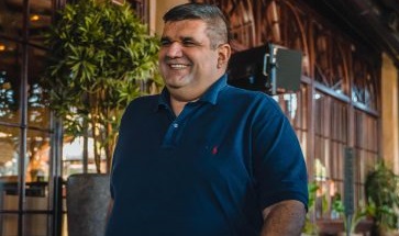 Dvije rasprodate Beogradske arene Ace Lukasa, treći zakazani koncert i veliki nastupi širom regiona i Evrope. Saša Mirković, direktor i vlasnik Hype produkcije, predstavio je rezultate svog tima i planove koji potvrđuju ozbiljne razmjere njihovog rada. Iza svakog velikog koncerta stoje mjeseci priprema, brojne odluke i odgovornost da se publici pruži veče za pamćenje. Mirković i njegov tim upravo na tome grade uspjehe Hype produkcije, okupljajući velike izvođače i publiku različitih generacija. U novom obraćanju Mirković je zahvalio publici u Sofiji i Zagrebu, najavio početak prodaje ulaznica za treći Lukasov koncert u Beogradu. Takođe, predstavio je bogat raspored nastupa Miroslava Ilića, Vesne Zmijanac, Ace Lukasa i Borisa Novkovića. Najavio je i početak snimanja i emitovanja projekta „Hype Zvezde“. Njegovu izjavu prenosimo u cjelosti: – Želim da se zahvalim publici u Sofiji, kao i Zagrebu. Za prepune Arene i dobru atmosferu, za sve ono što su pokazali na koncertima Ace Lukasa. Takođe, hoću da vas obavijestim da od sutra, od ponedeljka, 12. oktobra, puštamo u prodaju i 2. novembar, odnosno treću Arenu Ace Lukasa u ovom ciklusu. Biće to veoma zanimljivo i nadam se da će i ona biti puna kao i ove dvije. Ove dvije su rasprodate u rekordnom roku. – Osim toga, želim da najavim za 23. januar Miroslava Ilića u zagrebačkoj Areni. Takođe, za Dan zaljubljenih ili Valentinovo, Aca Lukas u zagrebačkoj Areni i 29. maja, za sada od datuma, Boris Novković u zagrebačkoj Areni takođe. Da ne zaboravim da je i Miroslav Ilić u Beogradskoj areni 10. decembra, a što se tiče rasporeda velikih koncerata za Vesnu Zmijanac, to će biti 28. novembar u Skoplju, u „Borisu Trajkovskom“, zatim 19. decembar u Zetri i, naravno, 20. februara 2027. godine u Ljubljani, na Gospodarskom razstavišču. – Osim toga, da vas obavijestim, kao moju vjernu publiku i pratioce, da ćemo „Hype Zvezde“ da počnemo sa emitovanjem nešto oko Nove godine, a sa snimanjem u novembru mjesecu. Da ne zaboravim i Wiener Stadthalle, znači 4. april 2027. godine i koncert Ace Lukasa. Nismo dugo bili u Beču, pa eto prilike da nas vide sve Bečlije i ljudi iz okoline. I vrlo brzo će krenuti ulaznice u prodaju. – A osim toga, želim da kažem i da se pohvalim činjenicom da smo moj tim i ja napravili i napravićemo u 2026. i 2027. godini preko trideset Arena širom regiona, to jest širom Evrope, i to je stvarno jedan veliki podvig. Naravno, bez ikakvih incidenata i da svaka bude prepuna i da ljudi odu kući pjevajući. Do sljedećeg viđenja, srdačno vas pozdravlja vaš Saša Mirković. Više od trideset Arena kroz realizovane i planirane koncerte predstavlja ambiciozan organizacioni poduhvat. Saša Mirković je pritom zasluge podijelio sa svojim timom, ističući ljude sa kojima priprema i ostvaruje velike događaje. Posebnu težinu najavi daju dva rasprodata Lukasova koncerta, 3. i 4. novembra 2026. u Beogradskoj areni, kojima se pridružuje i treći, 2. novembra. Ulaznice za novi datum kreću u prodaju u ponedjeljak, 12. oktobra. Uz Lukasove nastupe, koncerti Miroslava Ilića, Vesne Zmijanac i Borisa Novkovića pokazuju širinu programa Hype produkcije. Svako od ovih imena donosi svoj repertoar, svoju publiku i emociju, dok iza organizacije stoji zajednički cilj — da svaki nastup opravda povjerenje onih koji su kupili ulaznicu. Saša Mirković ovom najavom pokazuje i rezultate i viziju daljeg razvoja Hype produkcije. Veliki koncerti i priprema „Hype Zvezda“ otvaraju novo poglavlje, a njegova želja da ljudi odlaze kući pjevajući najbolje opisuje mjerilo uspjeha kojem teži.