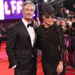 Rita Ora šokirala sve na crvenom tepihu: Došla da podrži muža, a svi gledali u njenu glavu – rogovi i gotska haljina ostavili sve bez teksta!