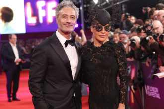 Rita Ora šokirala sve na crvenom tepihu: Došla da podrži muža, a svi gledali u njenu glavu – rogovi i gotska haljina ostavili sve bez teksta!