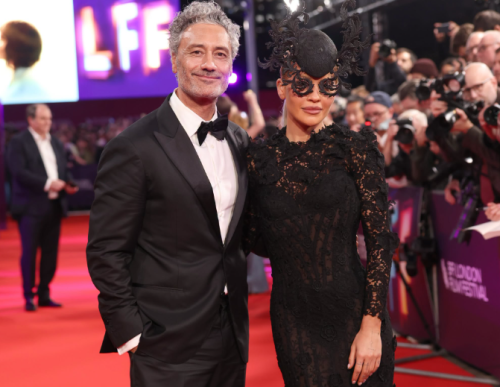 Rita Ora šokirala sve na crvenom tepihu: Došla da podrži muža, a svi gledali u njenu glavu – rogovi i gotska haljina ostavili sve bez teksta!