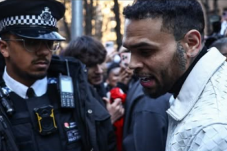 Kris Braun u*ario producenta flašom u glavu, danas čeka presudu! Skandal u Londonu dobija epilog!
