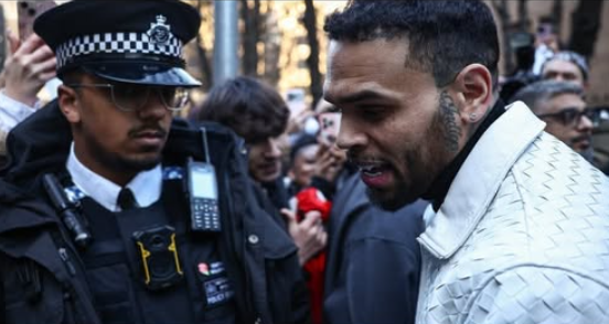Kris Braun u*ario producenta flašom u glavu, danas čeka presudu! Skandal u Londonu dobija epilog!