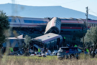 HOROR U ŠPANIJI: Najmanje 10 mrtvih u sudaru dva brza voza, vagoni pali niz nasip!