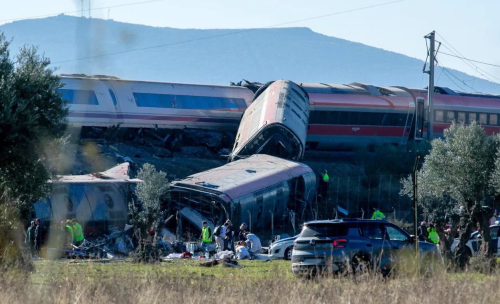 HOROR U ŠPANIJI: Najmanje 10 mrtvih u sudaru dva brza voza, vagoni pali niz nasip!