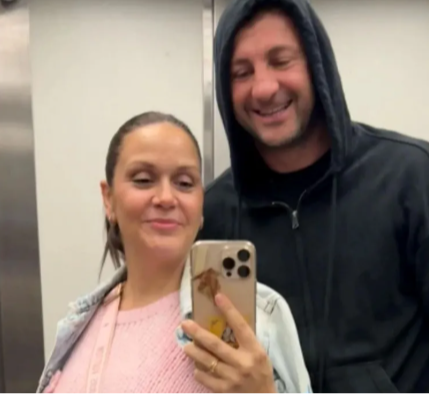 Silvija Nedeljković blista nakon porođaja: Pjevačica objavila fotografiju sa mužem, osmijeh ne skidaju sa lica! 