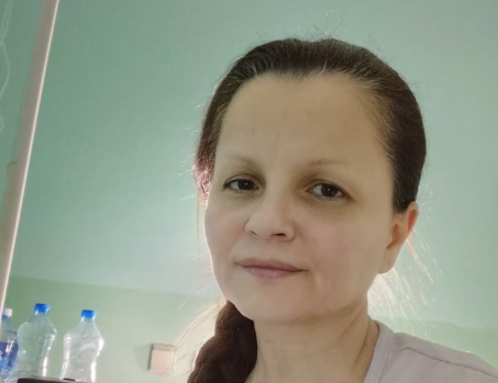 MALA CANA BLIJEDA U BOLNIČKOM KREVETU! Iza nje detalj koji se lako previdi — a kad ga uočite, srce se stegne!