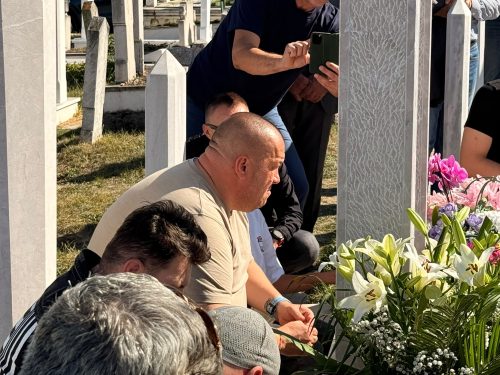 Dino Bešlić se obratio okupljenima na Halidovom grobu, suze niko nije mogao da zadrži! JEDVA SMOGAO SNAGE DA GOVORI! 