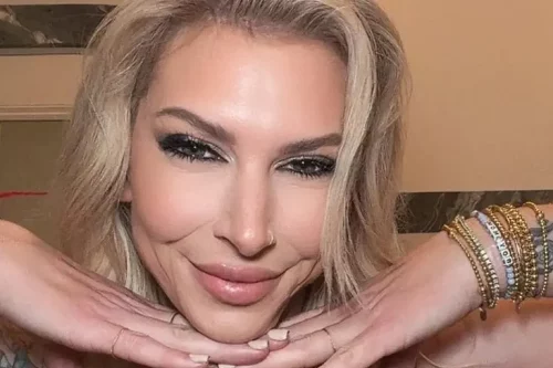 Bivša glumica u filmovima za odrasle Lindsay Brooke, koja je porno industriju napustila 2024. godine, na Threadsu je odgovarala na pitanja pratilaca o svom iskustvu.Brooke je navela da je 17 godina provela u industriji za odrasle, a razgovor je pokrenula nakon što je, kako je napisala, pregledala poruke koje joj ljudi šalju na Instagramu.

Objasnila je da mnogi pretpostavljaju da je zbog ranijeg posla otvorena za pitanja o seksu, vezama i tijelu. Na pitanje o najboljim i najgorim dijelovima snimanja scena odgovorila je kratko:

"Najbolji dio? Pa kad je gotovo. Najgori dio: seks s potpunim strancem".

Dodala je da je zarađivala oko 1.500 dolara po sceni, što je opisala kao nedovoljno te da je tempo snimanja varirao od godine do godine. Govoreći o radnim uslovima, rekla je da u ovoj industriji postoje i dobra i loša mjesta za rad.

"Postoje sjajne kompanije za koje sam voljela raditi i drugi setovi s kojih sam otišla", navela je.

Brooke se osvrnula i na upotrebu umjetne inteligencije, posebno deepfake sadržaja.

"Nisam za to da bilo ko koristi nečiji lik bez pristanka. Korištenje ženskog lica bez njenog 'da' isti je stari problem s novim alatima", poručila je.

Na pitanje kako se osjećala prije snimanja, Brooke je rekla da nije bila uzbuđena, nego da se odvajala od sebe i ulazila u ulogu. Priznala je da je koristila narkotike kako bi se nosila s poslom:

"Droge su to činile lakšim. Koristila sam ih da ne osjećam dok sam na setu i da osjećam dok sam kod kuće".

Kao majka troje djece, pokušavala je napustiti industriju nakon rođenja djeteta, ali su je, prema njenim riječima, finansijski pritisak i stigma zbog radne prošlosti vraćali nazad. U 2024. godini, pred potpisivanje novog ugovora, progutala je veliku dozu tableta i preživjela.
Foto: Instagram/lindsay13ooke
