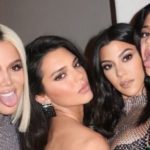 SESTRE KARDAŠIJAN ZAPALILE MREŽE NOVIM FOTOGRAFIJAMA: Kim, Kajli i Kendal pozirale u crvenom donjem vešu, prizori iz praznične kampanje privukli pažnju!