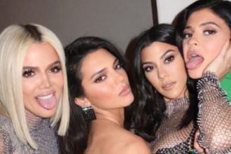 SESTRE KARDAŠIJAN ZAPALILE MREŽE NOVIM FOTOGRAFIJAMA: Kim, Kajli i Kendal pozirale u crvenom donjem vešu, prizori iz praznične kampanje privukli pažnju!